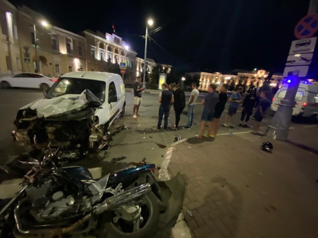 В центре Твери автомобиль и мотоцикл не поделили дорогу В центре Твери автомобиль и мотоцикл не поделили дорогу