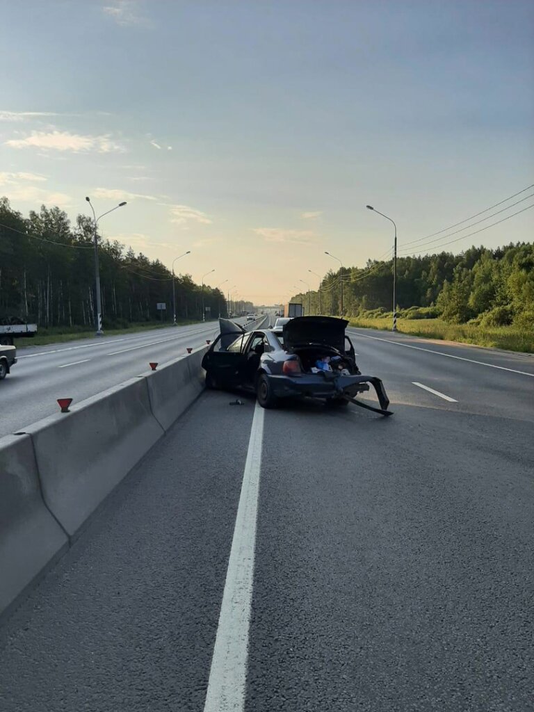 В Тверской области на трассе М-10 иномарка врезалась в отбойник В Тверской области на трассе М-10 иномарка врезалась в отбойник