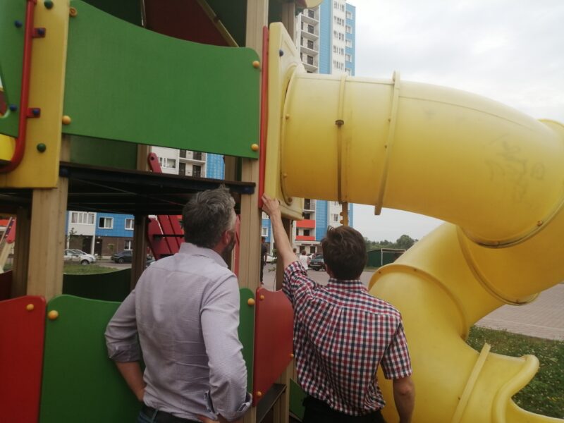 В Твери проверили безопасность детской площадки и разобрались с вывозом мусора