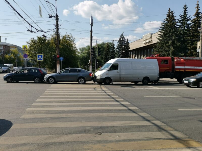 В Твери "паровозик" из машин стал причиной пробки В Твери "паровозик" из машин стал причиной пробки