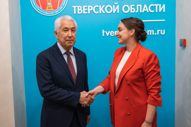 Владимир Васильев и Юлия Саранова представили в избирком документы на регистрацию в качестве кандидатов в депутаты Госдумы