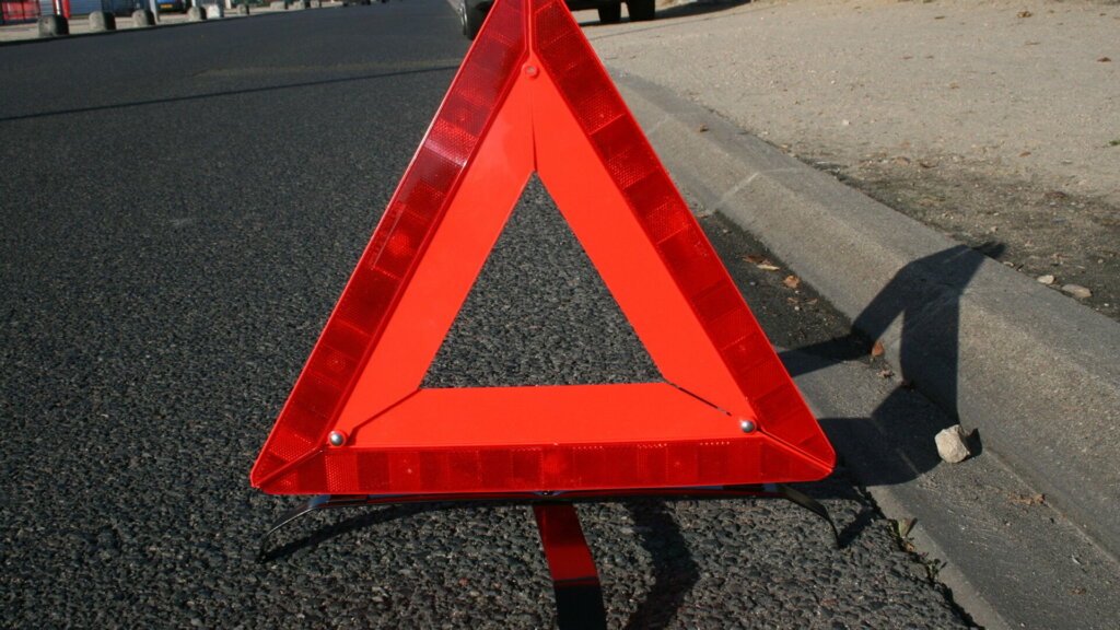 В Твери на набережной реки Лазури иномарка сбила мотоциклиста