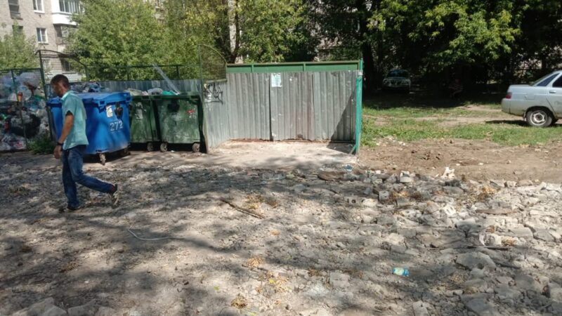 В Твери проверили безопасность детской площадки и разобрались с вывозом мусора