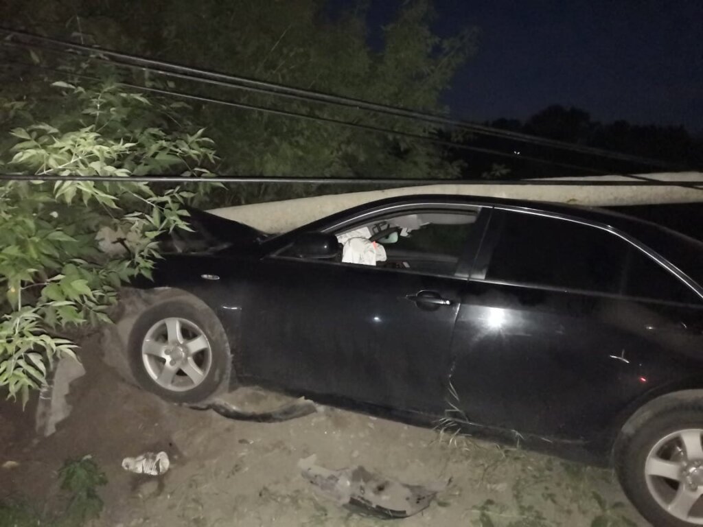 В Твери нетрезвая женщина на Тойоте проломила фонарный столб В Твери нетрезвая женщина на Тойоте проломила фонарный столб