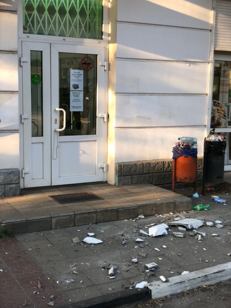 В Твери обломки балкона чуть не упали на мужчину