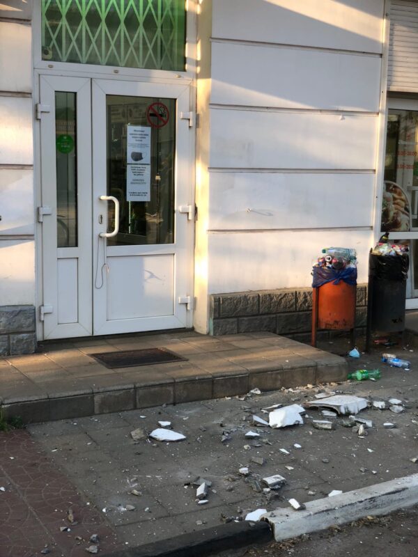 В Твери обломки балкона чуть не упали на мужчину В Твери обломки балкона чуть не упали на мужчину