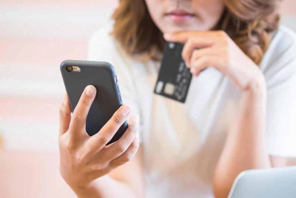 В Тверской области женщина перевела себе 5 тысяч рублей с чужой карты В Тверской области гостья перевела себе 95 тысяч рублей с телефона хозяина