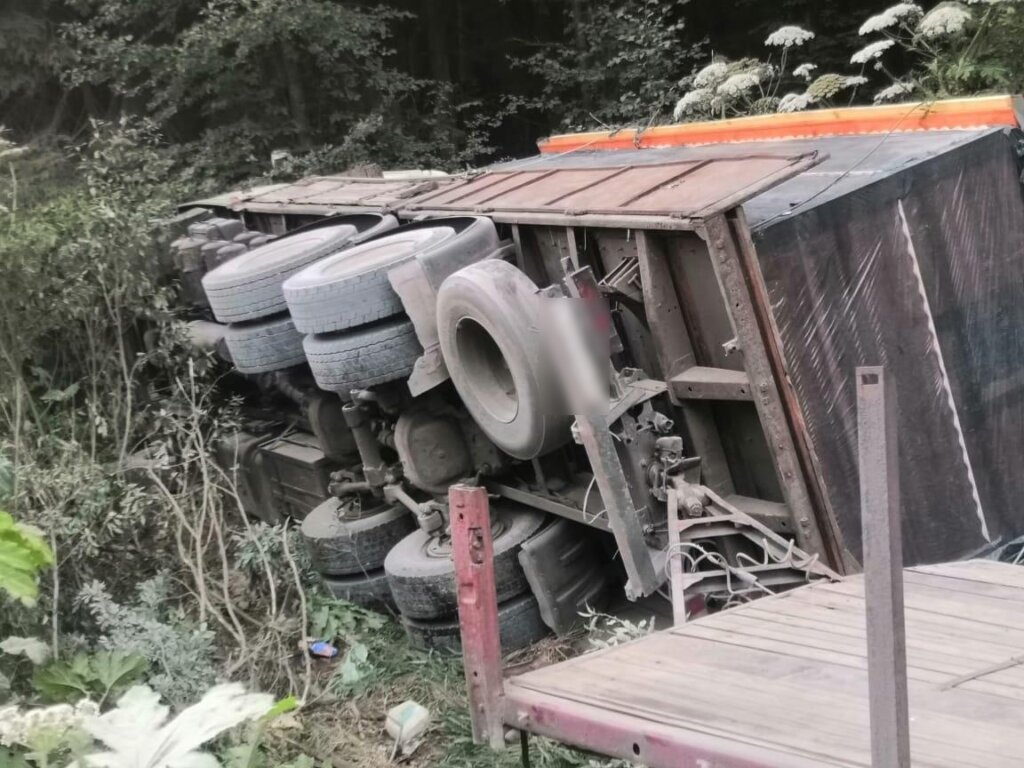 В Тверской области грузовик улетел в кювет В Тверской области грузовик улетел в кювет