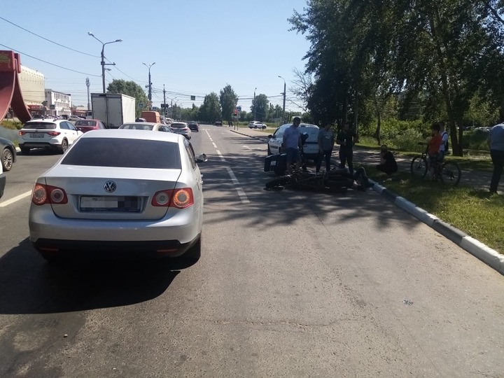 В Твери на набережной реки Лазури иномарка сбила мотоциклиста