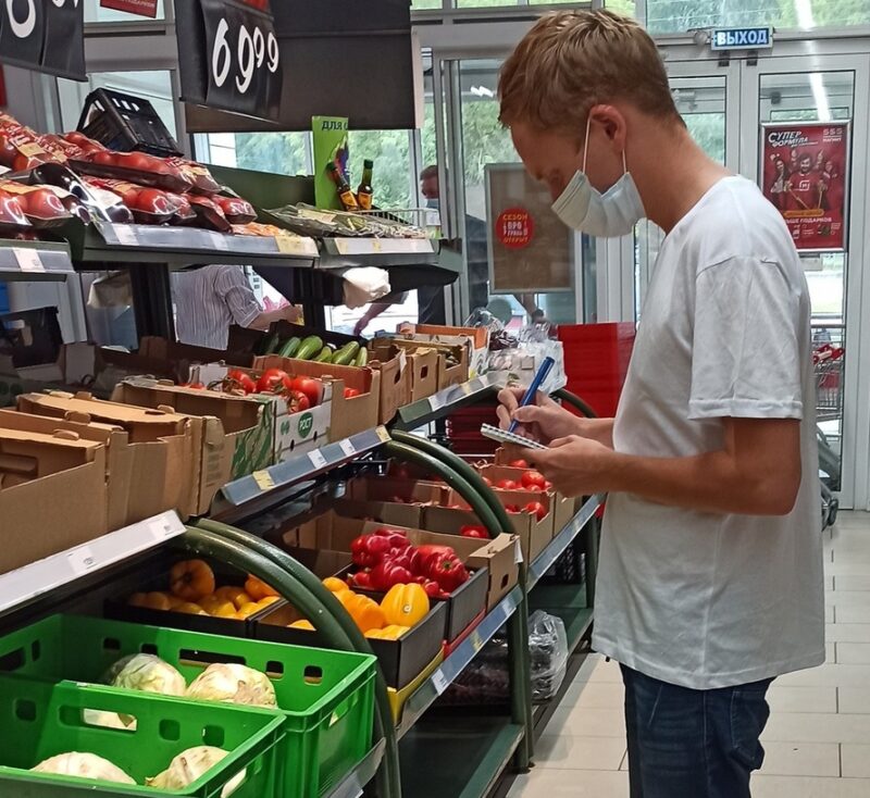 Активисты партии "Единая Россия" проверяют цены на сезонные товары Активисты партии "Единая Россия" проверяют цены на сезонные товары