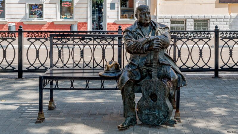 Сын легендарного Михаила Круга побывал в Твери на памятнике отца Сын легендарного Михаила Круга побывал в Твери на памятнике отца