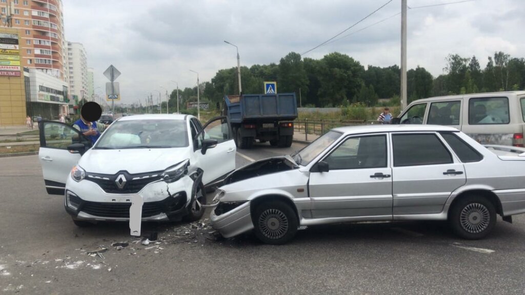 ВАЗ не поделил дорогу с иномаркой в Твери ВАЗ не поделил дорогу с иномаркой в Твери