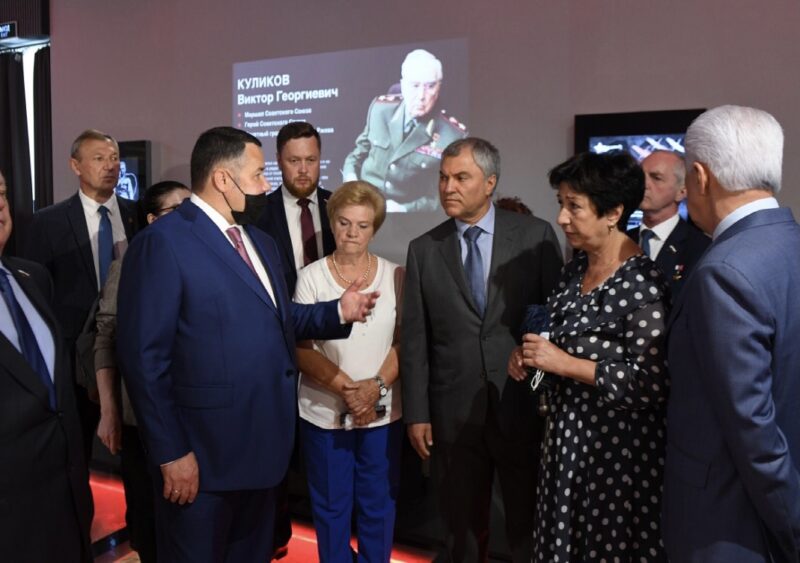 Игорь Руденя, Вячеслав Володин и Владимир Васильев возложили цветы к Ржевскому мемориалу Советскому солдату