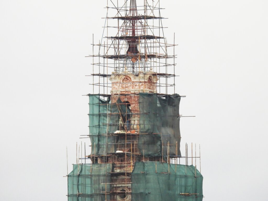 Следы пуль, интернет под водой: в Тверской области реставрируют калязинскую колокольню