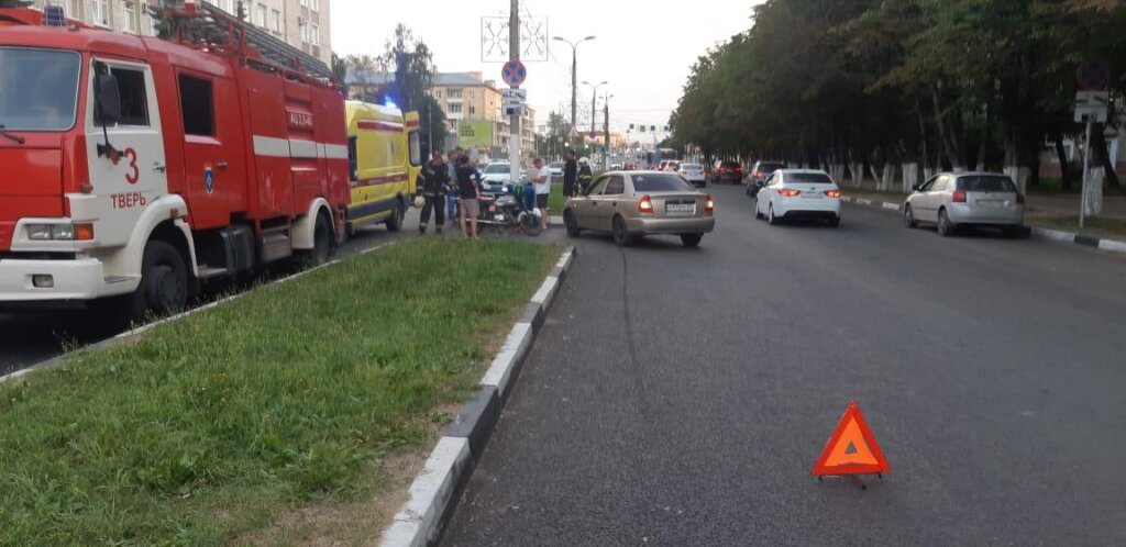 В Заволжском районе Твери иномарка сбила мотоциклиста В Заволжском районе Твери иномарка сбила мотоциклиста