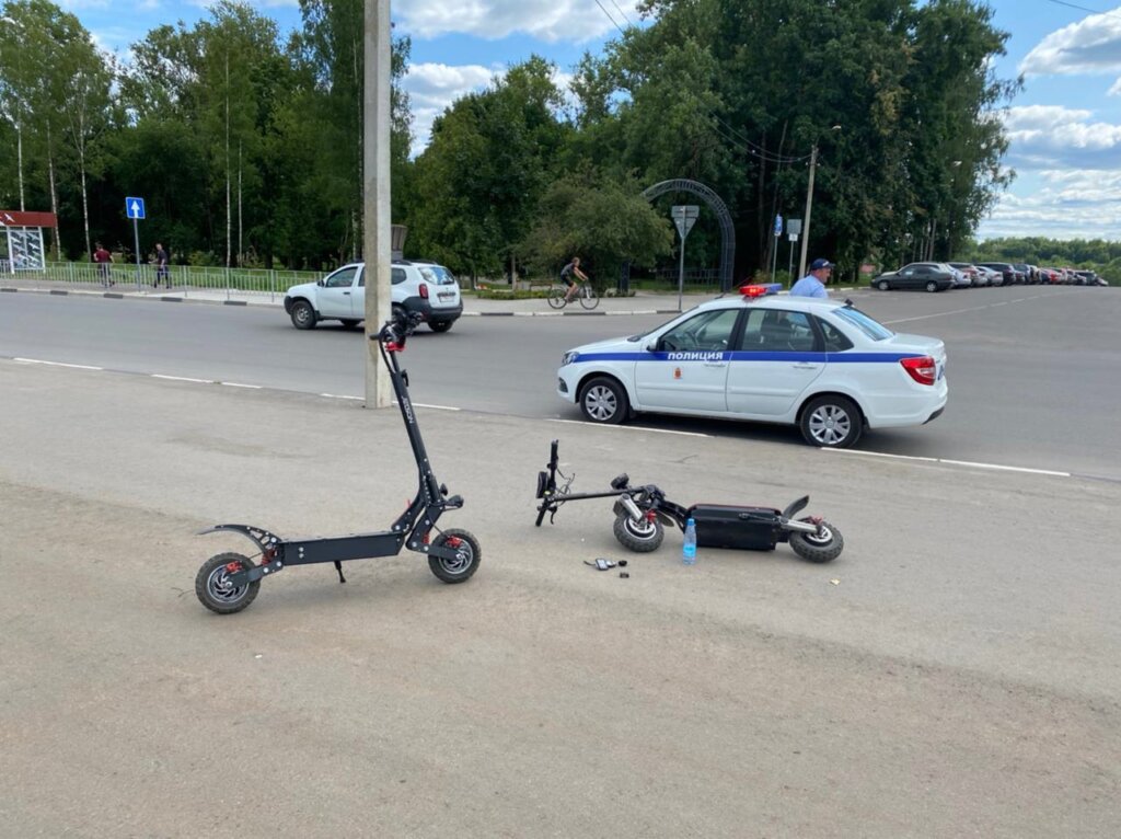 В Тверской области мужчина на электросамокате въехал в дорожный знак