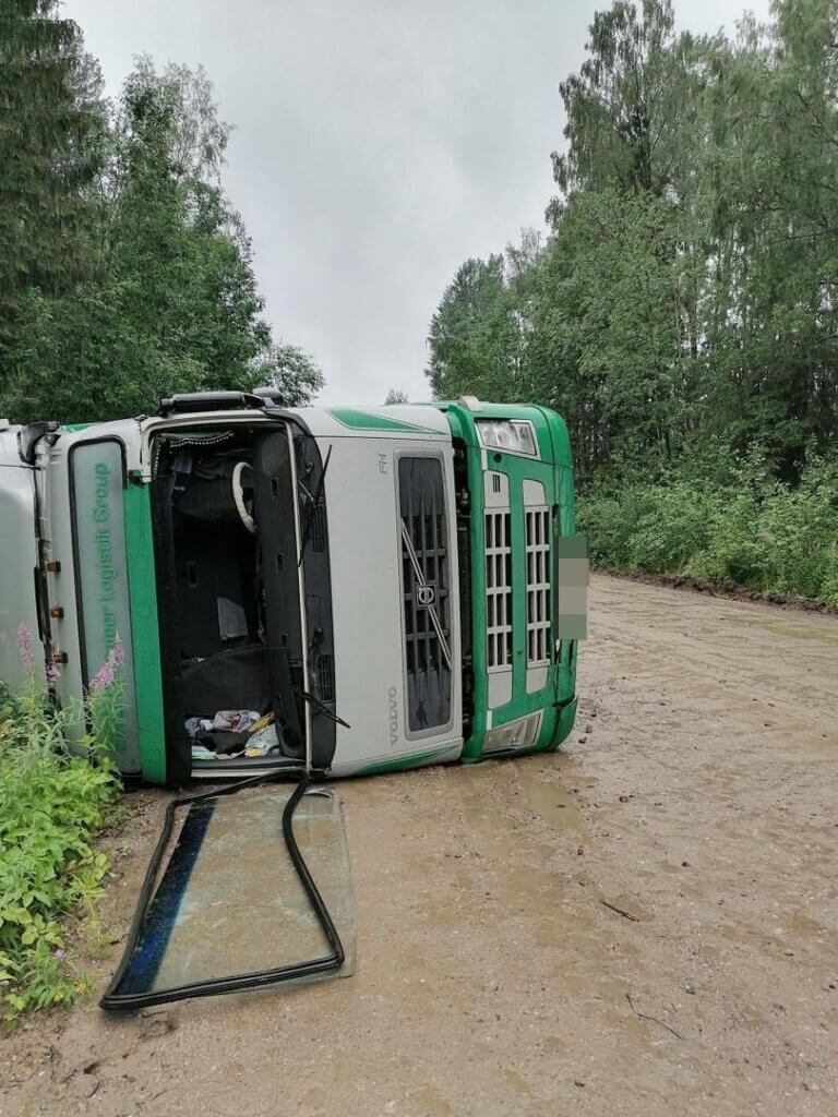 Водителя опрокинувшегося лесовоза в Тверской области лишили прав Водителя опрокинувшегося лесовоза в Тверской области лишили прав