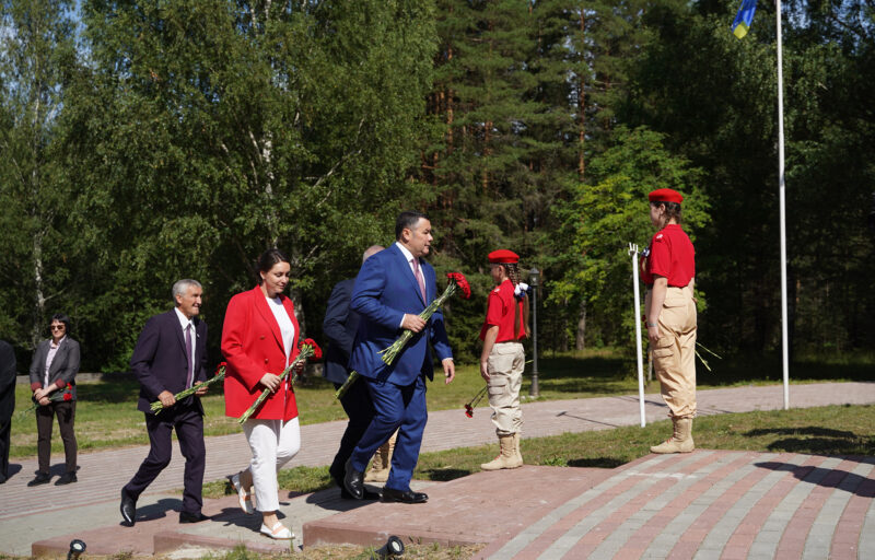 В Максатихе Игорь Руденя возложил цветы  к монументу «Обелиск Славы»