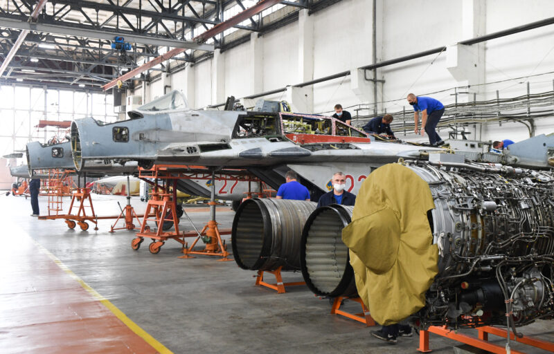 Игорь Руденя, Сергей Чемезов и Владимир Васильев посетили 514 авиационный ремонтный завод в Ржеве, который отмечает 80-летие