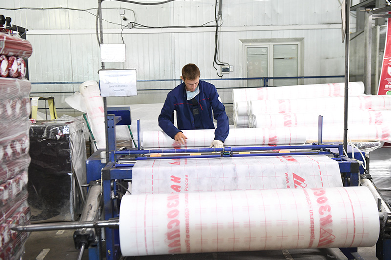 В Торопецком районе Игорь Руденя посетил производство медицинских изделий