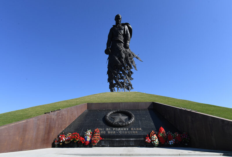 Игорь Руденя, Вячеслав Володин и Владимир Васильев возложили цветы к Ржевскому мемориалу Советскому солдату