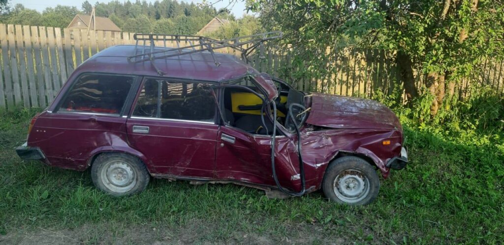 Водитель потерял управление и врезался в дерево в Тверской области