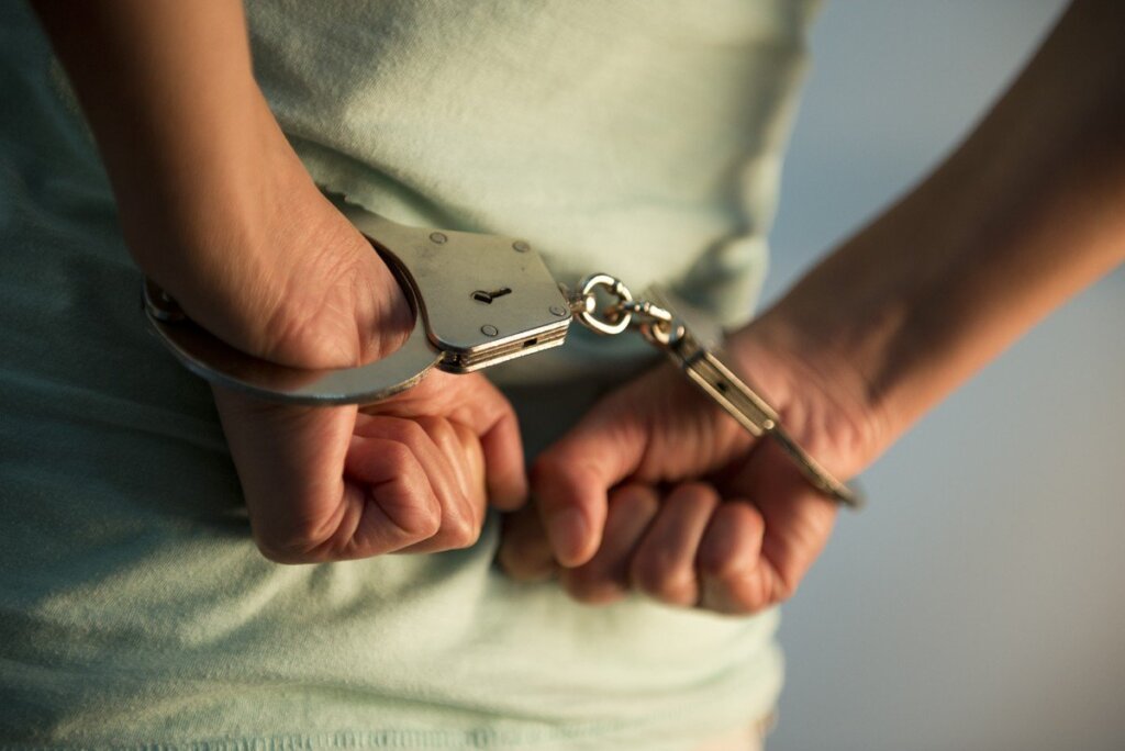 На одной из улиц Твери поймали молодых наркокурьеров В Твери полицейские задержали молодого наркодилера