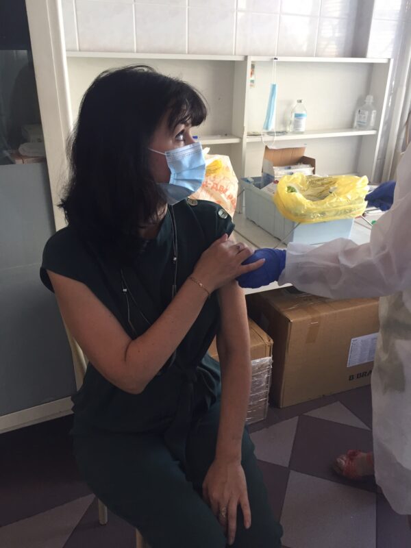 В Твери сотрудники Почты России продолжают вакцинироваться от COVID-19 прямо на рабочем месте