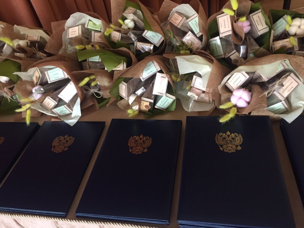 В Твери в честь профессионального праздника сотрудникам Почты России вручили награды