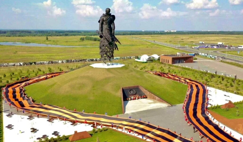 У Ржевского мемориала Советскому солдату развернули самую большую в мире Георгиевскую Ленту У Ржевского мемориала Советскому солдату развернули самую большую в мире Георгиевскую Ленту