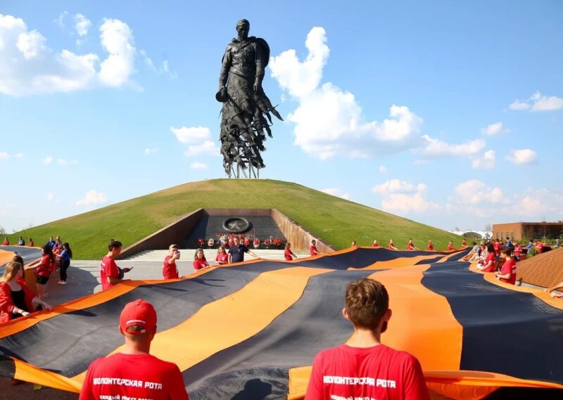 У Ржевского мемориала Советскому солдату развернули самую большую в мире Георгиевскую Ленту