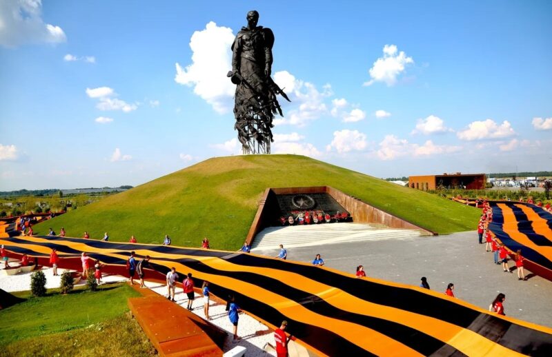 У Ржевского мемориала Советскому солдату развернули самую большую в мире Георгиевскую Ленту