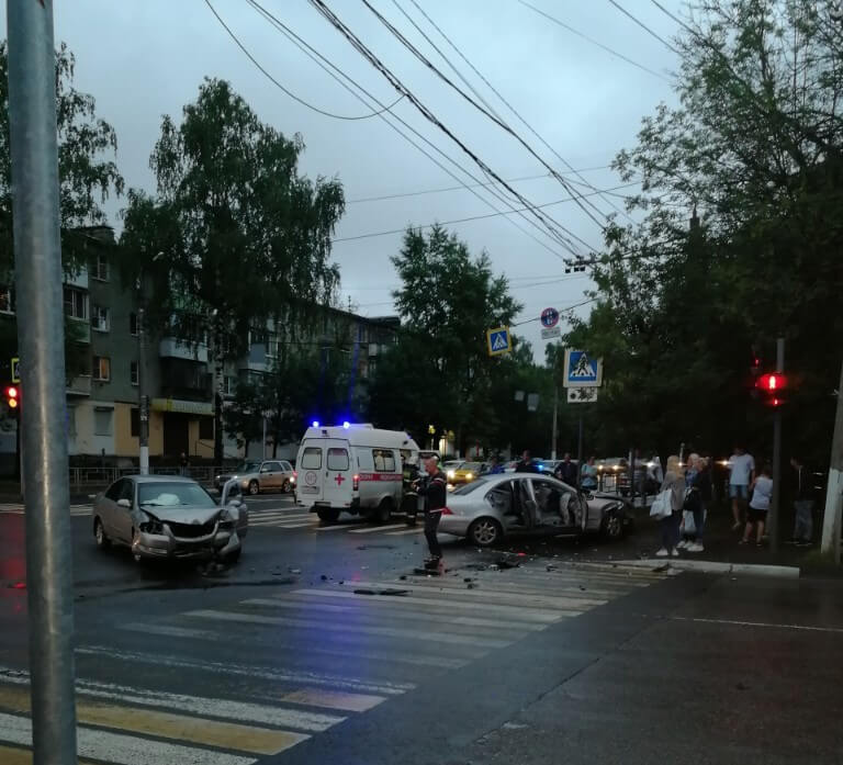 В Твери водитель "Mercedes" пострадал в ДТП В Твери водитель "Mercedes" пострадал в ДТП