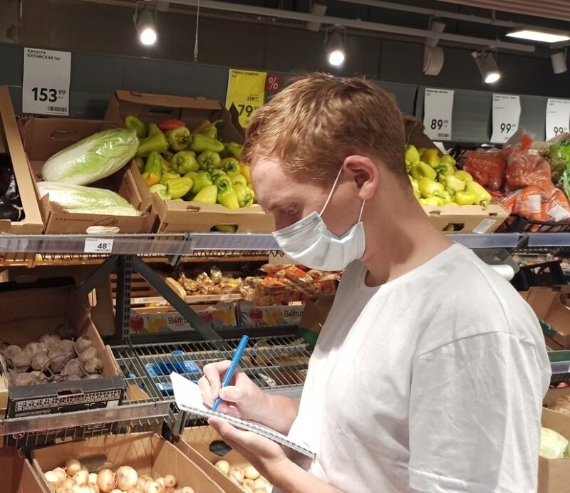 Активисты партии "Единая Россия" проверяют цены на сезонные товары Активисты партии "Единая Россия" проверяют цены на сезонные товары