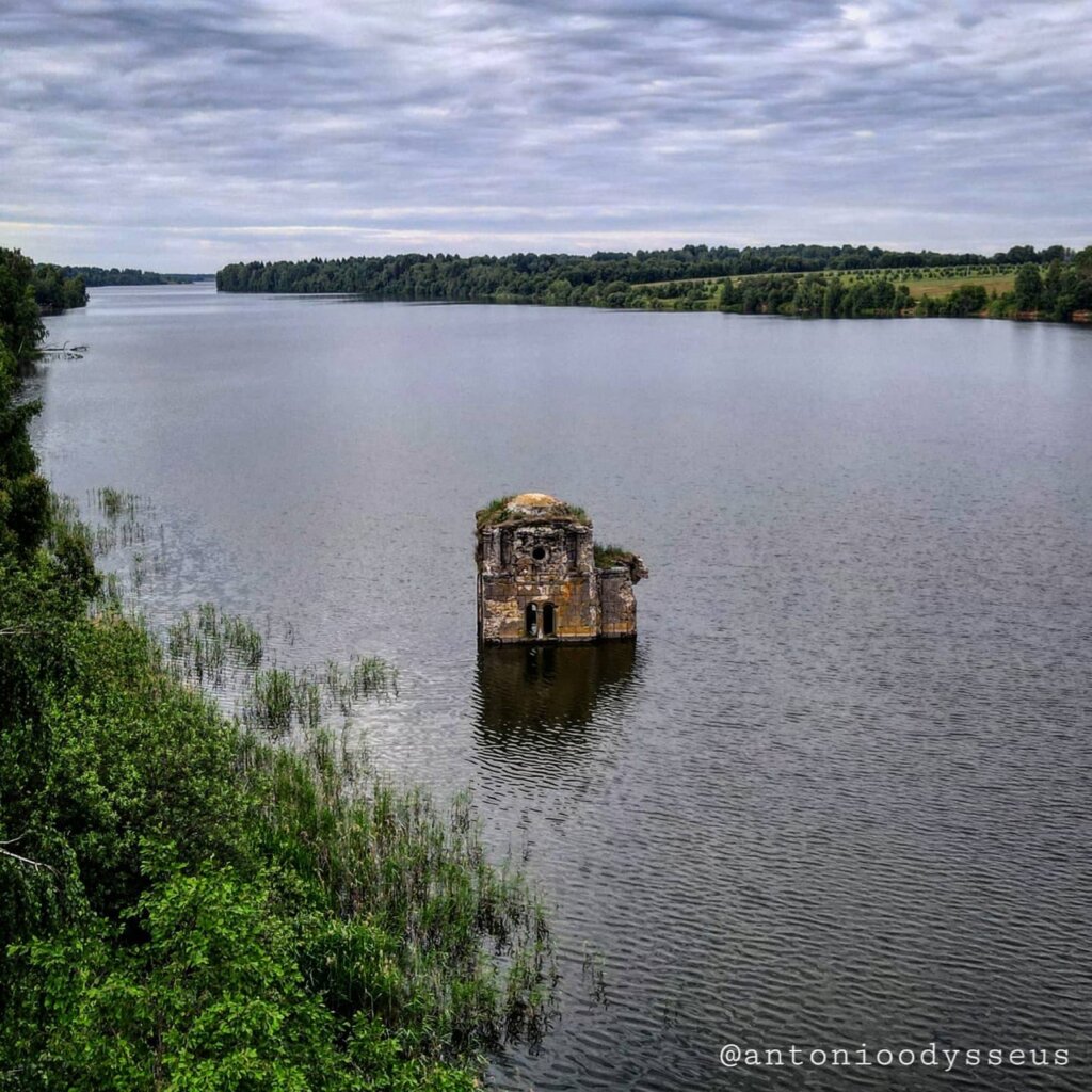 Со дна Вазузского водохранилища «всплыла» старинная часовня Со дна Вазузского водохранилища «всплыла» старинная часовня