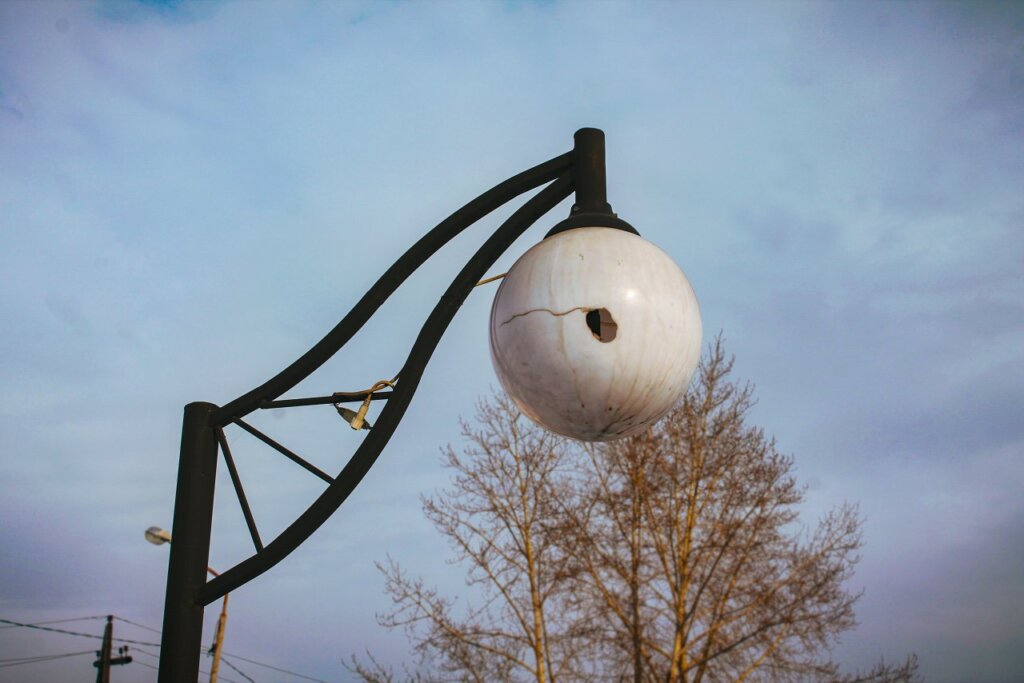 В Тверской области молодой человек разбил фонари из-за злости на девушку