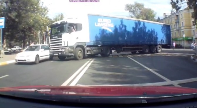В Твери фура устроила аварию с тремя машинами, в одной из них пострадал мальчик В Твери фура устроила аварию с тремя машинами, в одной из них пострадал мальчик