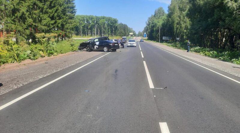 В Тверской области в страшной аварии пострадало четыре автомобиля 18 июля на 125 километре Бежецкого шоссе произошло ДТП. в котором столкнулось четыре автомобиля. Известно, что по непонятным причинам Toyota оказалась на встречной полосе, спровоцировав столкновение Skoda, Kia и Lexus. Водитель автомобиля, "вылетевшего" на "встречку" погиб. Также травмы получил водитель Лексуса, но его жизни ничего не угрожает. Медики оказали ему первую медицинскую помощь и отпустили домой. Об аварии сообщили ГИБДД региона и Тверские Ведомости.