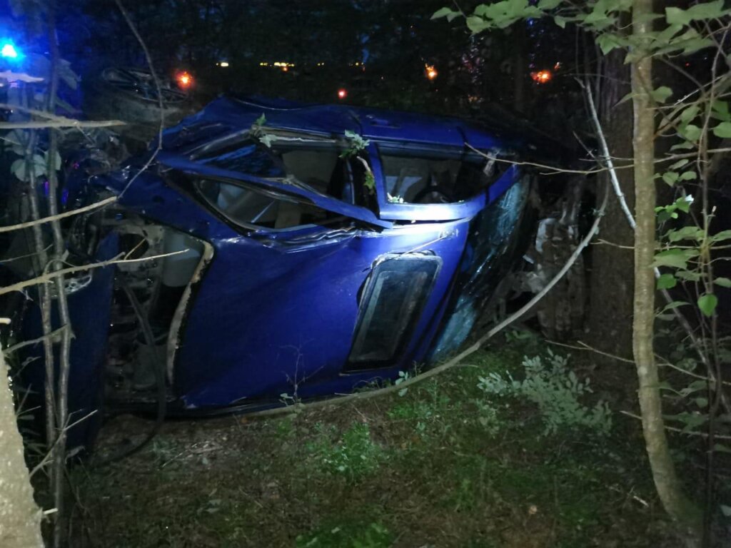 В Тверской области водитель легковушки из-за музыки попал в аварию