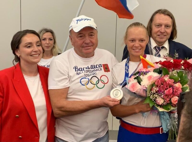 Тверская делегация во главе с Юлией Сарановой встретила в Шереметьево серебряного призёра Олимпиады Василису Степанову