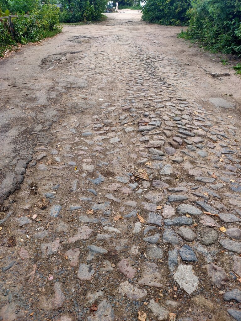 Еще одну старинную мостовую обнаружили под асфальтом в Твери