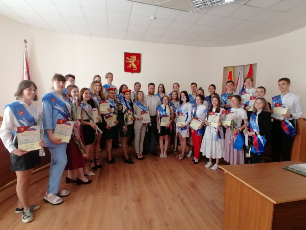 Глава Ржева поздравил золотых медалистов с окончанием школы