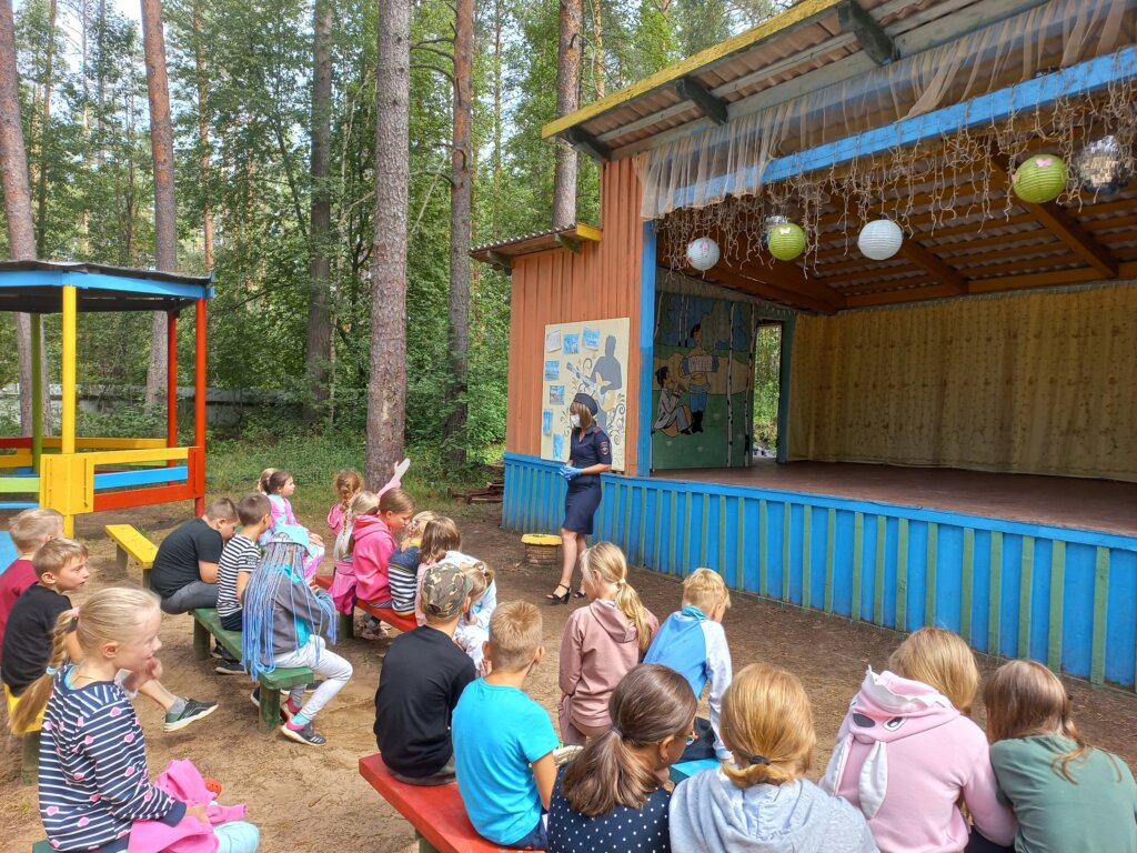 В Тверской области сотрудники Госавтоинспекции проводят занятия в детском лагере В Тверской области сотрудники Госавтоинспекции проводят занятия в детском лагере