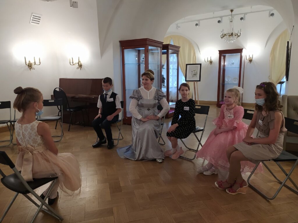 Юных жителей Твери приглашают на уроки дворцового этикета Юных жителей Твери приглашают на уроки дворцового этикета