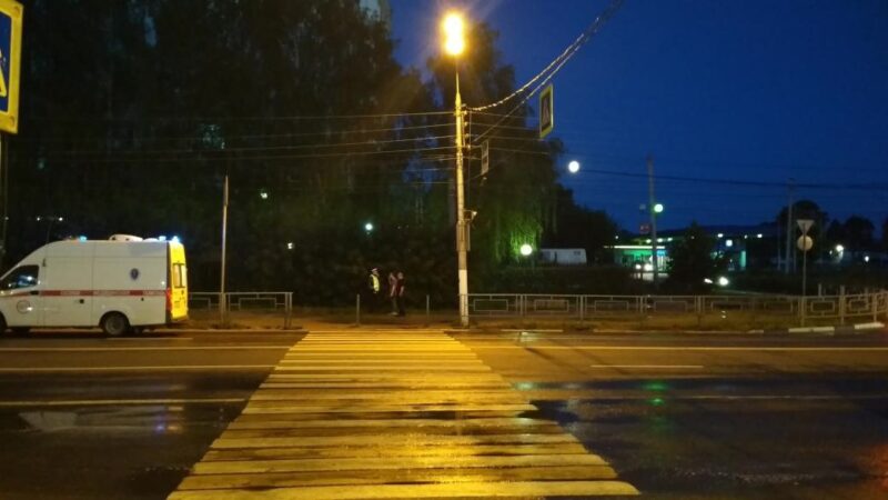 В Твери на пешеходном переходе водитель сбил женщину и уехал В Твери на пешеходном переходе водитель сбил женщину и уехал