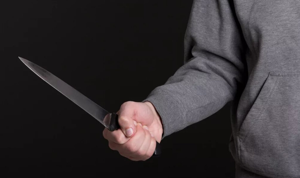 В Тверской области мужчина ударил ножом приятеля