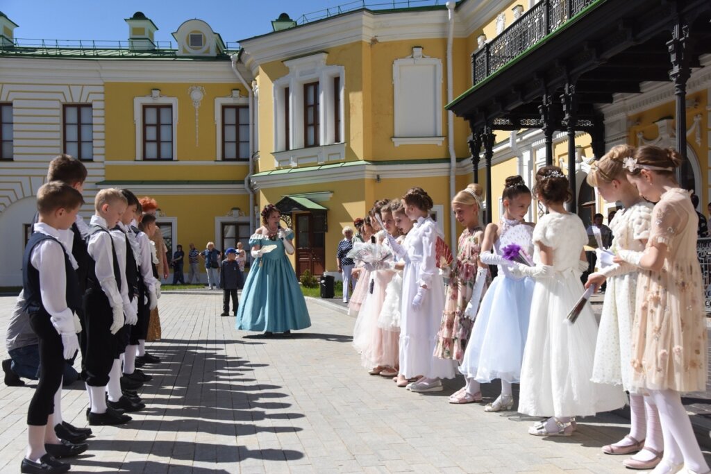 Тверская картинная галерея приглашает на уроки дворцового этикета Тверская картинная галерея приглашает на уроки дворцового этикета