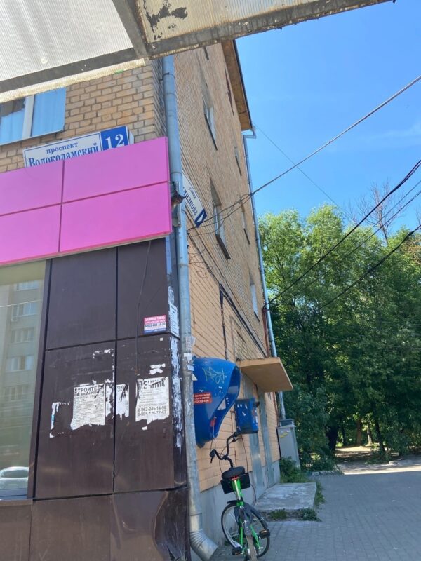 В Твери кот застрял в нелепом месте