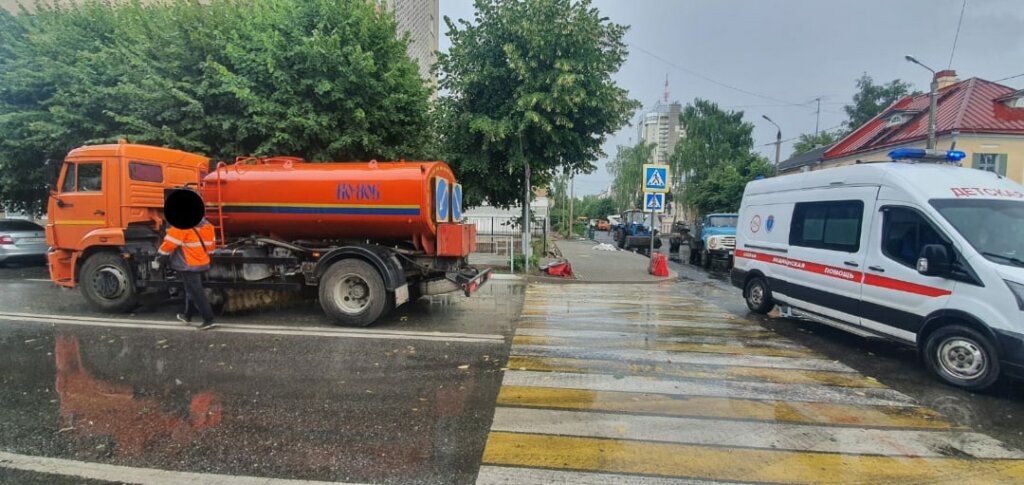 В Твери машина по мойке дорог сбила пешехода В Твери машина по мойке дорог сбила пешехода