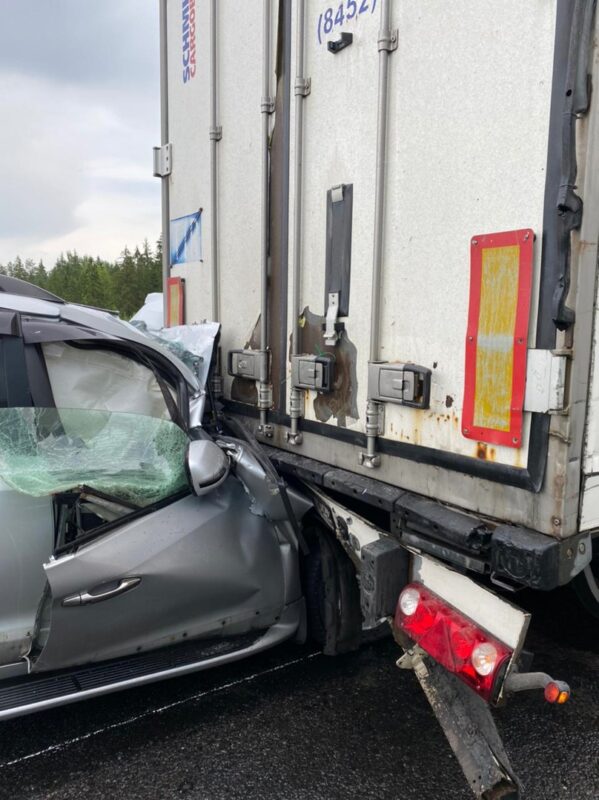 В Тверской области на трассе внедорожник с уснувшим водителем въехал в грузовой автомобиль